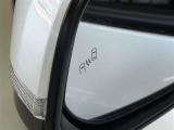 【ブラインドスポットモニター】隣を走る車両をレーダーで検知し、インジケーターを点灯。またウインカーを出した場合にはインジケーターも点滅させて注意を促します