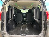 積み下ろしのしやすいデッキにはたっぷりと荷物を積み込んでいただけます。遊びから仕事まで、様々なシーンで頼れます♪