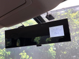 【インテリジェントルームミラー】後席の大きな荷物や同乗者で後方が確認しづらい時でも安心!カメラが撮影した車両後方の映像をルームミラー内に表示。クリアな視界で状況の確認が可能です!