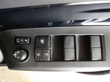 パワーウィンドウスイッチで運転席から全席の窓の開閉ができます。