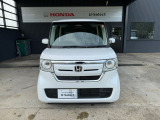 N-BOX G Lホンダセンシングのご紹介です!ボディーカラーは、人気色のプラチナホワイトパール☆傷などが目立ちにくくお手入れのしやすいカラーになっており、深みのある上品なホワイトとなっております♪