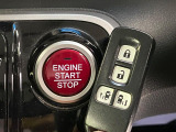 【Hondaスマートキー】カバンやポケットに入れたままでもドアの施錠・解錠が可能なスマートキーを装備。エンジンのオン・オフ時もカギを取り出す必要が無いからとっても便利です♪
