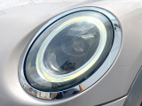 ●LEDヘッドライト:夜間走行時も良好な視界を確保し安心して運転できる高輝度LEDヘッドライトを装備!点灯速度が早く、消費電力も抑えられています。