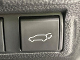 【パワーバックドア】スマートキーや運転席のボタンを押すだけでリアゲートが自動で開閉します!荷物を持っている時や、高い位置にあるバックドアを閉める際に便利な機能です♪
