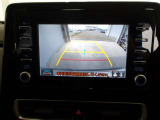 バックモニター付きで慣れない駐車場や車庫入れをサポートします。