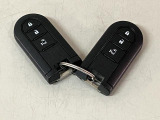 スマートキーを装備しています☆カギをカバンやポケットに入れて頂いた状態でドアロックの開閉やエンジンスタートをして頂けますよ!とても便利な装備です!
