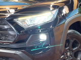 【LEDヘッドライト】悪天候や夜間走行時も良好な視界を確保し安心して運転できる高輝度LEDヘッドライトを装備!点灯速度が早く、消費電力も抑えられています。