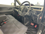 【運転席】座り心地が良いシートなので長時間の運転でも快適にお過ごしいただけます。新品のフロアマットのご注文も可能です。掲載箇所以外にご希望の写真がございましたらお気軽にお問い合わせ下さい。