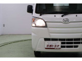 スッキリとしたデザインのヘッドライトは暖色系で対向車にも優しい光のハロゲンです。ハロゲンは熱くなるので雪がライトに積もっても溶かしてくれます。