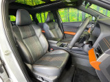 運転席まわりには十分なスペースがあり、大柄な方でもゆったり運転していただける環境です。