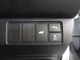 パワーテールゲートの開閉、横滑りを防ぐVSA等のスイッチ類は運転席の右側、手の届きやすい位置にあります。