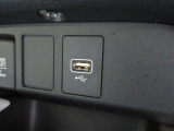 便利な充電用USBジャックも付いています。