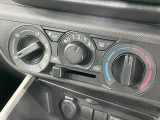 寒い冬も暑い夏も全席に快適な空調を届けてくれる、ダイヤル式エアコンを装備♪