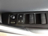 パワーウィンドウスイッチで運転席から全席の窓の開閉ができます。