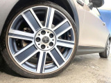 ●純正18インチアルミホイール:輸入車ならではの卓越した走りを支えるホイールと足回りです!日本車の走りに慣れている方にもぜひ体感して頂きたいほど、高いレベルでまとまっています!