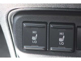 運転席と助手席にシートヒーターが付いています。