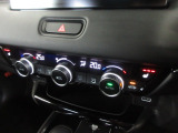 オートエアコンは左右席で独立温度コントロールが可能です。シートヒーター付きで、冷えた車内でもスイッチを押せば数秒で座面と背もたれがあたたかくなります。