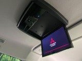 【フリップダウンモニター】大画面モニターで後席でもエンタメをお楽しみいただけます。小さなお子様にも大人気の装備です♪