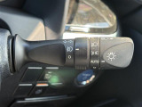 【オートライト(AUTO)】外の明るさをシステムが感知して、自動でヘッドライトが点灯します。ヘッドライトをつけ忘れを防ぐ便利機能です。