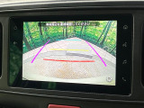 【バックカメラ】駐車時に後方がリアルタイム映像で確認できます。大型商業施設や立体駐車場での駐車時や、夜間のバック時に大活躍!運転スキルに関わらず、今や必須となった装備のひとつです!