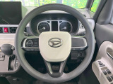 インテリアに合わせたデザインのステアリングは、運転される方のことも考え、運転しやすい形状、大きさです。是非一度、実際に触ってお確かめください。