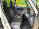 運転席まわりには十分なスペースがあり、大柄な方でもゆったり運転していただける環境です。
