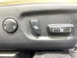 【メモリー機能付きパワーシート】ドライバーごとに設定したシート位置を記憶して、ボタン一つで切り替えできる便利な機能!運転する方が複数名いらっしゃるご家庭におすすめです♪