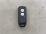 スマートキーを装備しています。鍵を差し込むことなくドアロックの開け閉めと、スタートボタン操作でのエンジンスタートができます。