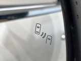 【ブラインドスポットモニター】走行中、ドアミラーの死角になりやすい箇所に後続車が接近するとサイドミラーのレンズに警告を表示!ドライバーに注意喚起をしてくれます。