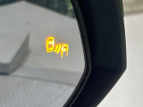 【ブラインドスポットモニター】走行中、ドアミラーの死角になりやすい箇所に後続車が接近するとサイドミラーのレンズに警告を表示!ドライバーに注意喚起をしてくれます。