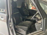 運転席まわりです。運転席からの視界が左右に広く隅々まではっきりと見渡せます!クルマの前端も把握しやすく安心して運転できます!