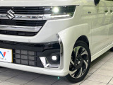 【LEDヘッドライト】悪天候や夜間走行時も良好な視界を確保し安心して運転できる高輝度LEDヘッドライトを装備!点灯速度が早く、消費電力も抑えられています。