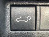 【パワーバックドア】荷物を抱えた状態でもリアゲートの開閉が可能です!お買い物時やアウトドアの際に役立ちますね。