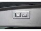 電動リヤゲートを装備。運転席から操作も行える便利な機能も搭載。女性でもワンタッチで開閉できるので、普段の買い物でも楽ですよ。開閉位置も調整できるので、身長の低い方でも安心です。