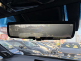 【デジタルインナーミラー(トヨタ)】車両後方カメラの映像をルームミラーに映すことが出来ます。 そのため、後席に人や荷物があって後方が見えづらい場合でもしっかり視界を確保することが出来ます。