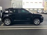 Jeep伝統の台形のホイールアーチを継承し走破性も兼ね備えております。