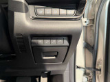 運転席右側には安全装備のスイッチとシートメモリーのスイッチがございます♪