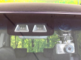 【スマートアシスト】走行中に前方の車両等を認識し、衝突しそうな時は警報とブレーキで衝突回避と被害軽減をアシスト。より安全にドライブをお楽しみいただけます。