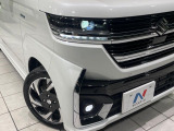 【LEDヘッドライト】悪天候や夜間走行時も良好な視界を確保し安心して運転できる高輝度LEDヘッドライトを装備!点灯速度が早く、消費電力も抑えられています。