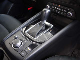 【オートブレーキホールド】停車中にブレーキペダルから足を放しても、ブレーキを自動的に制御して、車両の停車状態を保持する機能です。信号待ちなどの停車時に運転者の負担を軽減します。