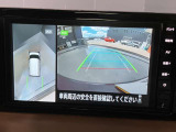 前後左右4つのカメラで、上から見たような映像をお届け、駐車時も安心、アラウンドビューモニター付(肉眼では確認し辛い左前の映像に切り替えることも可能です)。