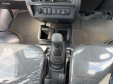 【5速マニュアル車】マニュアル車ならではのギア操作と加速感を楽しめます。自分の操作で車の挙動をコントロールする楽しさが、ドライブの醍醐味を高めます。