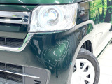 【LEDヘッドライト】悪天候や夜間走行時も良好な視界を確保し安心して運転できる高輝度LEDヘッドライトを装備!点灯速度が早く、消費電力も抑えられています。
