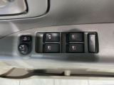 【パワーウィンドウ】ボタン一つで簡単に窓の開閉ができるのでとっても便利!運転中でも楽々操作♪
