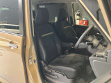 運転席、助手席です。座面も広くゆったりと座れてアームレストも付いているので重宝します。