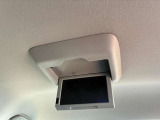 お子様がご機嫌斜めな時は後席モニターの出番!お気に入りのDVDを流せば渋滞や長距離移動もみんな快適♪お子様だけでなく大人グループでお出かけの時にも◎後部座席に乗る人も退屈せずに過ごせます!