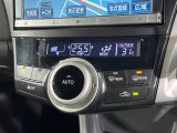 【オートエアコン】一度お好みの温度に設定すれば、車内の温度を検知し風量や温度を自動で調整。暑い&hellip;寒い&hellip;と何度もスイッチ操作をする必要はありません。快適な車内空間には必須の機能ですね♪