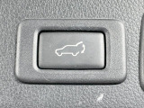 【パワーバックドア】スマートキーや運転席のボタンを押すだけでリアゲートが自動で開閉します!荷物を持っている時や、高い位置にあるバックドアを閉める際に便利な機能です♪