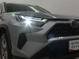 高輝度で点灯速度が速く、しかも消費電力の少ないLEDヘッドライトが装備されています!LEDの明るい光が走行中の視界の確保をサポートして、夜のドライブがより楽しく安全に運転できます♪