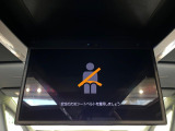 【13.2型有機ELフリップダウン】三列目からでも迫力のエンタメが観れる大画面フリップダウン。有機ELのモニターでは、一般的なフリップダウンよりも高コントラストでキレイな映像を楽しめます。